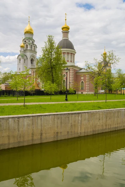 Православные храмы традиционного русского классического архитектурного стиля в Москве весной — стоковое фото