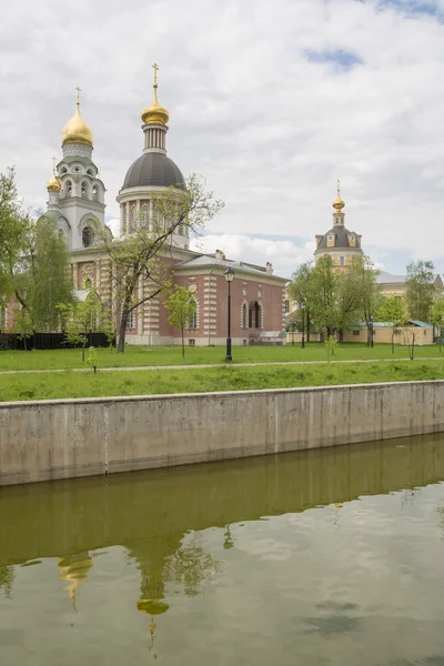 Chiese ortodosse di tradizionale stile architettonico classico russo a Mosca in primavera — Foto Stock