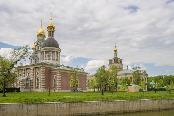 Cerkwie tradycyjny rosyjski klasyczny styl architektoniczny w Moskwie na wiosnę — Zdjęcie stockowe