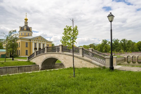 Ortodoxa kyrkor av traditionella ryska klassiska arkitektoniska stil i Moskva under våren — Stockfoto