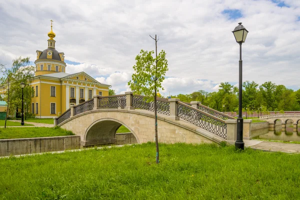 Ortodoxa kyrkor av traditionella ryska klassiska arkitektoniska stil i Moskva under våren — Stockfoto