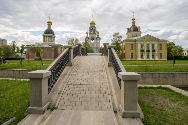 Cerkwie tradycyjny rosyjski klasyczny styl architektoniczny w Moskwie na wiosnę — Zdjęcie stockowe