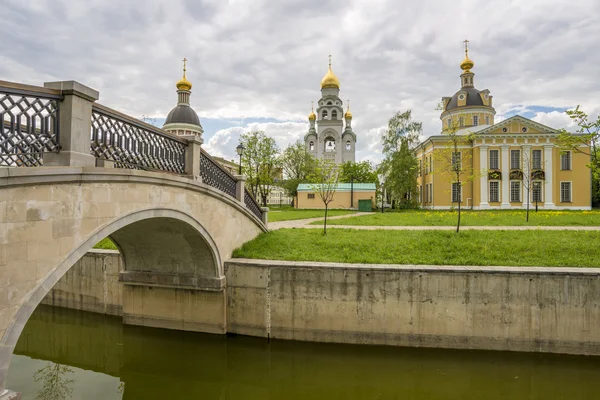 Ortodoxa kyrkor av traditionella ryska klassiska arkitektoniska stil i Moskva under våren — Stockfoto
