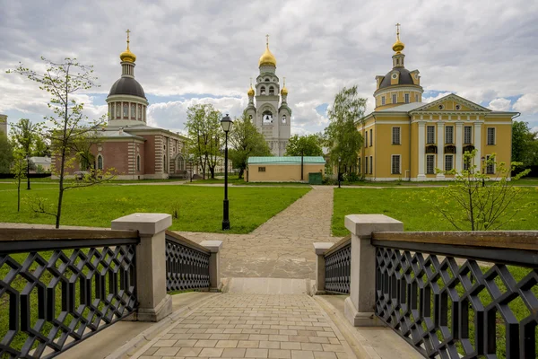 봄에서 모스크바에서 전통적인 러시아 고전 건축 스타일의 정통 교회 — 스톡 사진