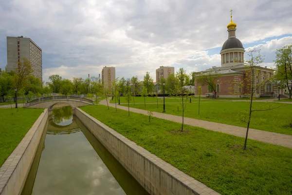 在莫斯科举行春季传统俄罗斯古典建筑风格的东正教教堂 — 图库照片