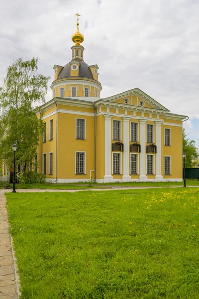 Ortodoxa kyrkor av traditionella ryska klassiska arkitektoniska stil i Moskva under våren — Stockfoto