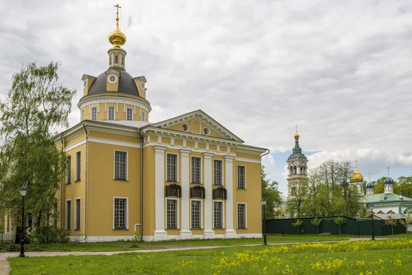 Cerkwie tradycyjny rosyjski klasyczny styl architektoniczny w Moskwie na wiosnę — Zdjęcie stockowe
