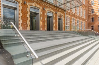 Cephe kırmızı tuğla, eski bir ofis binası