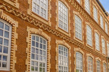 Cephe kırmızı tuğla, eski bir ofis binası