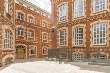 Cephe kırmızı tuğla, eski bir ofis binası