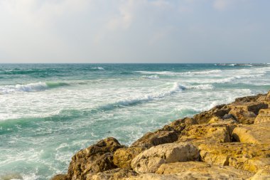 Taşlı kıyıya yenerek dalgalar Akdeniz