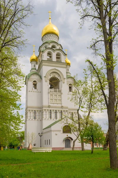 Cerkwie tradycyjny rosyjski klasyczny styl architektoniczny w Moskwie na wiosnę — Zdjęcie stockowe