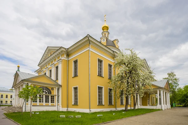 Iglesias ortodoxas de estilo arquitectónico clásico ruso tradicional en Moscú en la primavera — Foto de Stock