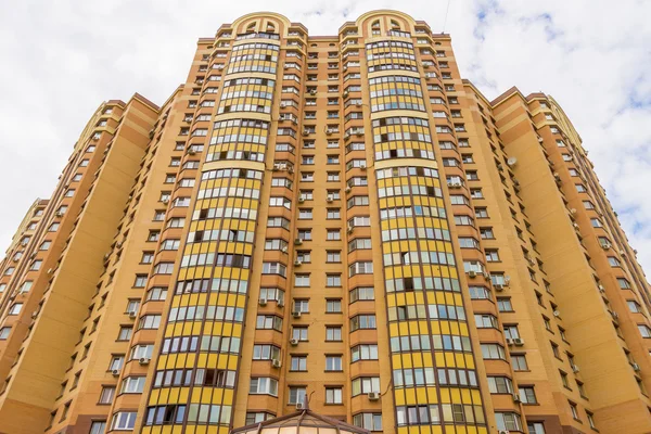 Vue sur Moscou quartiers résidentiels modernes au coucher du soleil sur le toit d'un grand bâtiment — Photo