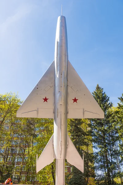 El monumento que representa el avión de guerra soviético — Foto de Stock