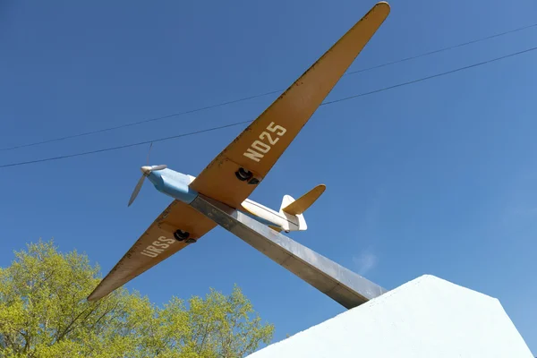 El monumento que representa el avión de guerra soviético — Foto de Stock