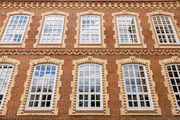 Fassade eines alten Bürogebäudes aus rotem Backstein — Stockfoto