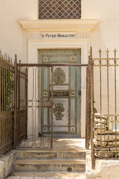 Puertas y parte de la fachada de la iglesia cristiana — Foto de Stock