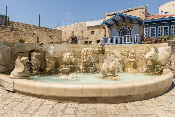 Moderner Brunnen mit Skulpturen aus Jaffa. Tel. Deutschland — Stockfoto