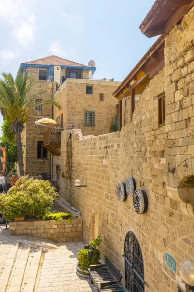 Calles estrechas de la antigua Jerusalén. Casas de piedra y arcos — Foto de Stock