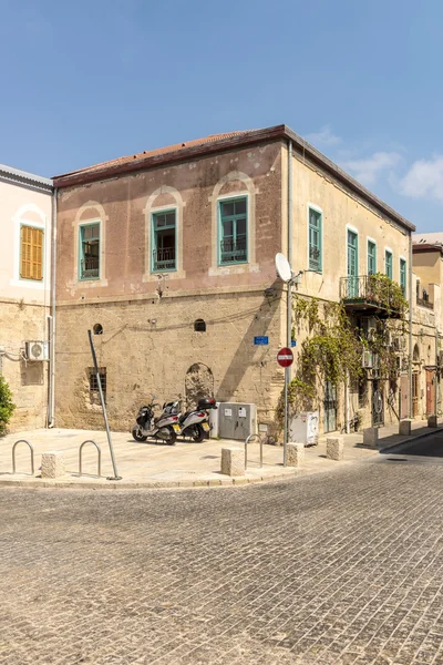 Smalle straatjes van het oude Jeruzalem. Stenen huizen en bogen — Stockfoto