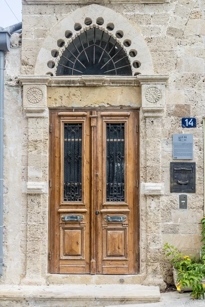 Alte Holztür auf dem Hintergrund der Fassade — Stockfoto