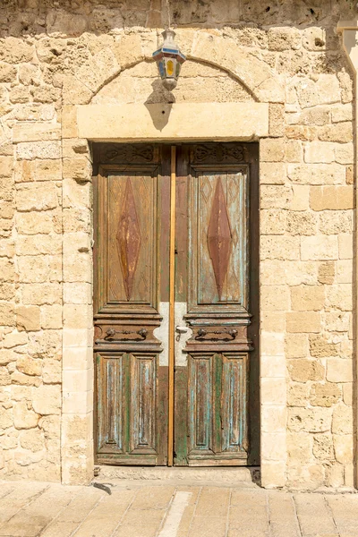 Alte Holztür auf dem Hintergrund der Fassade — Stockfoto