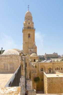 Kudüs'ün eski dar sokaklarında. Taş evleri ve kemerler