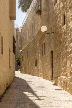 Kudüs'ün eski dar sokaklarında. Taş evleri ve kemerler