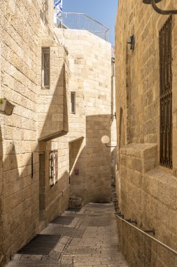 Kudüs'ün eski dar sokaklarında. Taş evleri ve kemerler