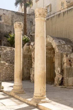 Kudüs'ün eski dar sokaklarında. Taş evleri ve kemerler