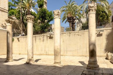 Kudüs'ün eski dar sokaklarında. Taş evleri ve kemerler