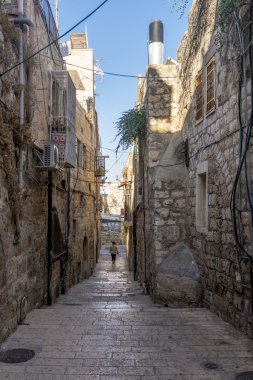 Kudüs'ün eski dar sokaklarında. Taş evleri ve kemerler