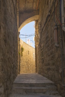 Kudüs'ün eski dar sokaklarında. Taş evleri ve kemerler