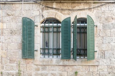 Kudüs'ün eski dar sokaklarında. Taş evleri ve kemerler