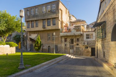 Kudüs'ün eski dar sokaklarında. Taş evleri ve kemerler