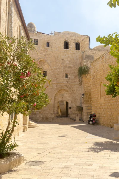 Calles estrechas de la antigua Jerusalén. Casas de piedra y arcos — Foto de Stock