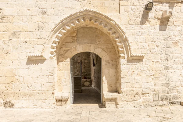 Calles estrechas de la antigua Jerusalén. Casas de piedra y arcos —  Fotos de Stock