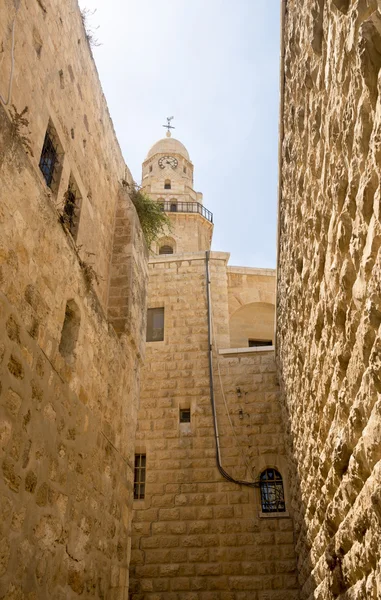 Calles estrechas de la antigua Jerusalén. Casas de piedra y arcos — Foto de Stock