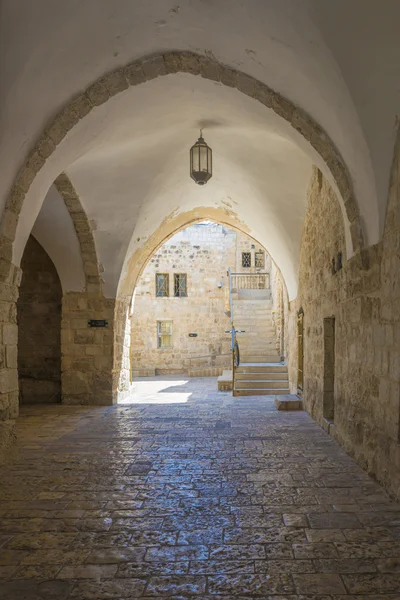 Enge Gassen des alten jerusalem. Steinhäuser und Bögen — Stockfoto