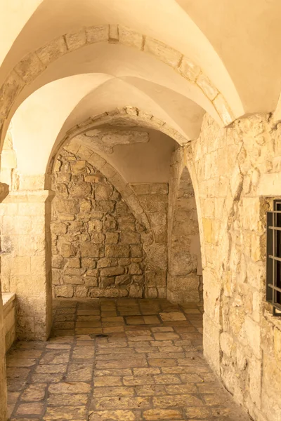 Calles estrechas de la antigua Jerusalén. Casas de piedra y arcos —  Fotos de Stock