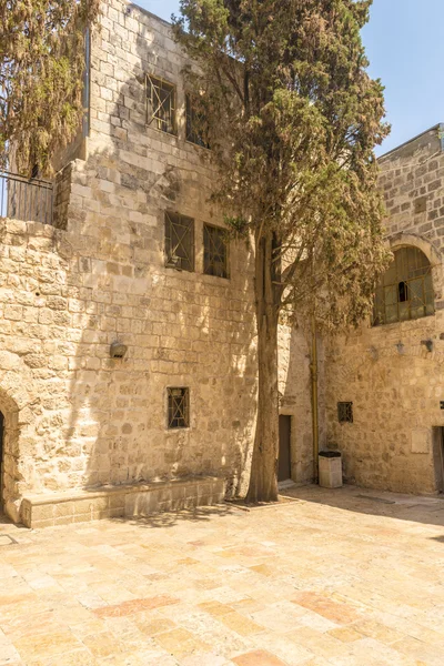 Calles estrechas de la antigua Jerusalén. Casas de piedra y arcos — Foto de Stock