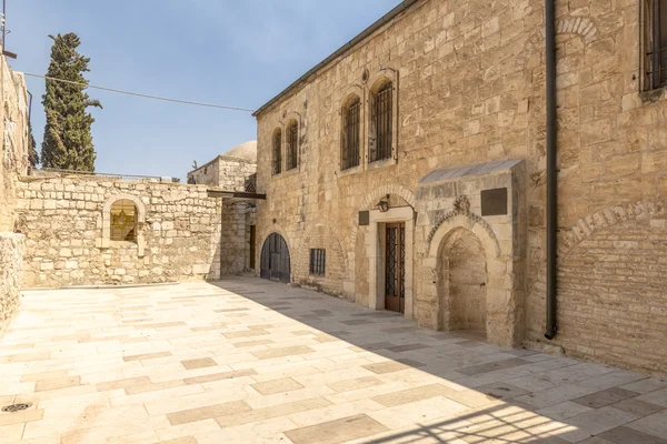 Calles estrechas de la antigua Jerusalén. Casas de piedra y arcos — Foto de Stock