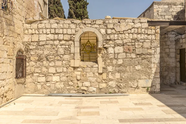 Kudüs'ün eski dar sokaklarında. Taş evleri ve kemerler