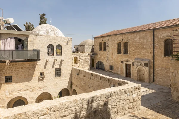 Szűk utcák a régi Jeruzsálemet. Kőházak és ívek — Stock Fotó