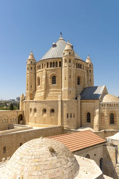 Enge Gassen des alten jerusalem. Steinhäuser und Bögen — Stockfoto