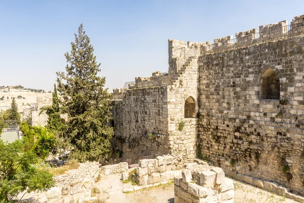 Calles estrechas de la antigua Jerusalén. Casas de piedra y arcos — Foto de Stock