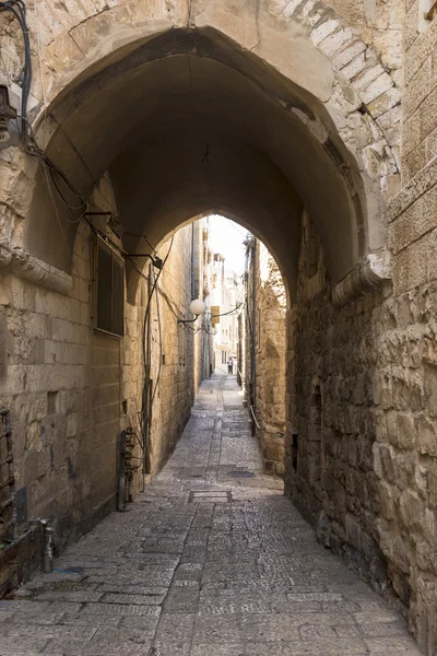 Calles estrechas de la antigua Jerusalén. Casas de piedra y arcos — Foto de Stock