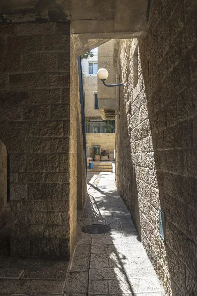 Calles estrechas de la antigua Jerusalén. Casas de piedra y arcos — Foto de Stock