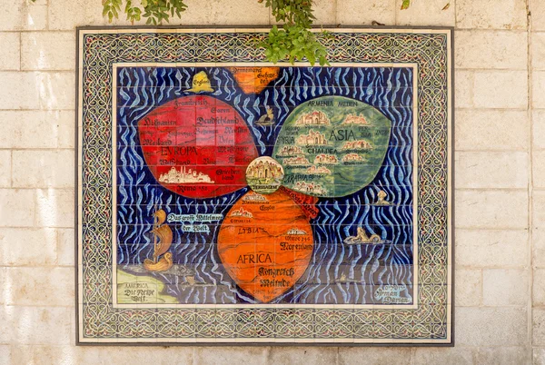 The bas-relief on the wall of a house in Jerusalem, the ancient map of the world — Stock Photo, Image